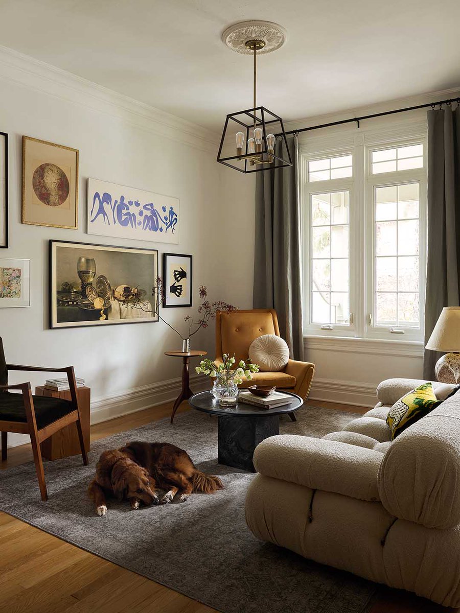 MaisonetDemeure's tweet photo. Dans cette maison familiale, la designer @deniseroydesign prouve qu'il est possible de marier le cachet d'une demeure centenaire à un décor éclectique et chaleureux. Couleurs, mobilier chiné, œuvres d'art, papier peint : chaque pièce est une surprise. https://t.co/AjADTZ5ag8 https://t.co/kPPNy57TVF