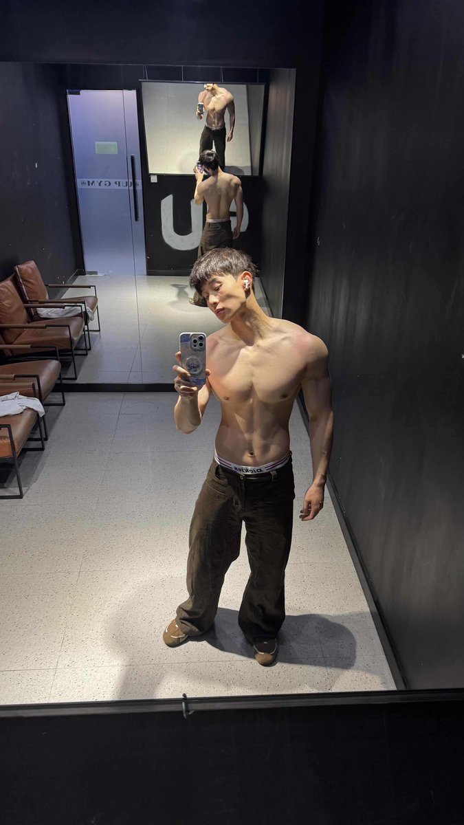 i031101's tweet photo. gym mirror pics 💪📸 https://t.co/vI8YvUOnqT