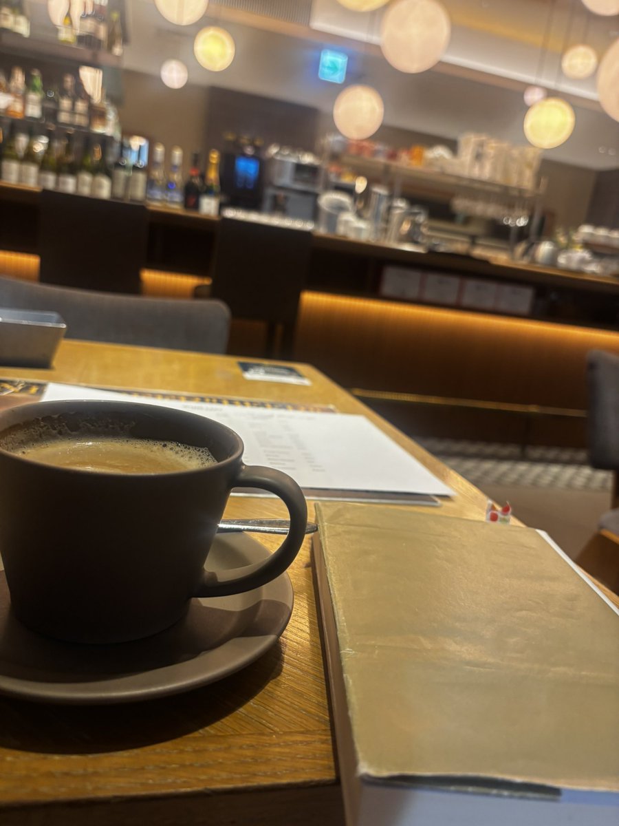 AtelierCaramel's tweet photo. カフェオレ来たし、次の予定まで本でも読もう。
（酔い覚まし、とも言う・笑）

#5分でも本読もう https://t.co/vNablBz358
