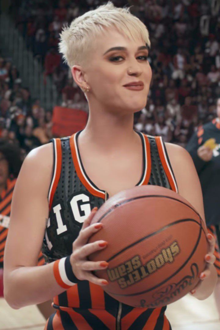 TrendCelebViral's tweet photo. Katy Perry 🌺 
Long or short hair , what suits her better? https://t.co/x6POuqpFXE