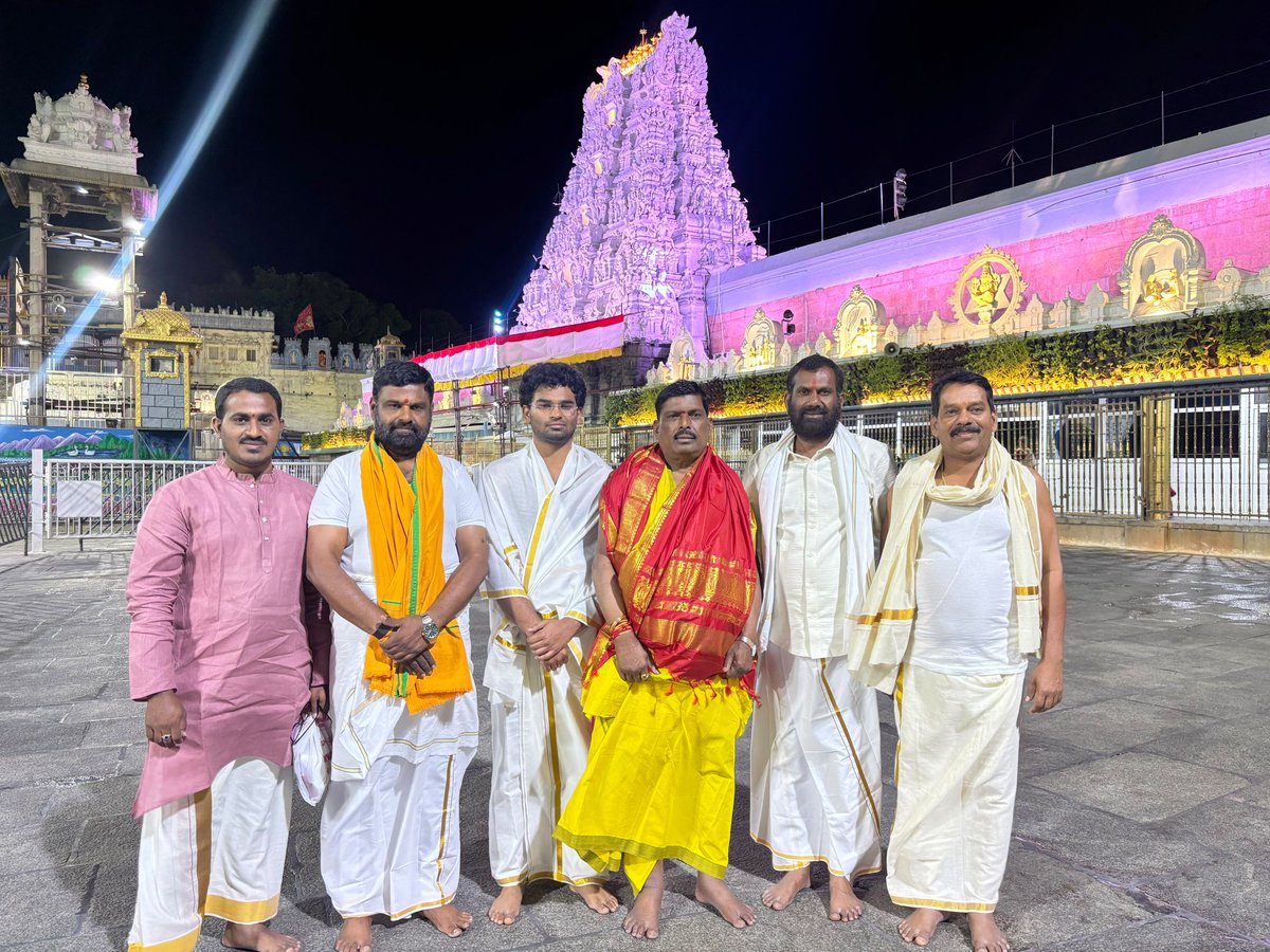GMRMLAPTC's tweet photo. కలియుగ దైవం శ్రీ వేంకటేశ్వర స్వామివారిని దర్శించుకున్న ఎమ్మెల్యే గూడెం మహిపాల్ రెడ్డి

తిరుమల:

పటాన్చెరు శాసనసభ్యులు శ్రీ గూడెం మహిపాల్ రెడ్డి (జిఎంఆర్) గురువారం ఉదయం కలియుగ ప్రత్యక్ష దైవం శ్రీ వేంకటేశ్వర స్వామివారిని తిరుమలలో భక్తిశ్రద్ధలతో దర్శించుకున్నారు.

ఉదయం స్వామివారి సుప్రభాత సేవలో పాల్గొన్న ఎమ్మెల్యే జిఎంఆర్ అనంతరం ఆలయంలో ప్రత్యేక దర్శనం చేసుకుని స్వామివారి ఆశీస్సులు పొందారు. ఆలయానికి చేరుకున్న ఆయనకు తిరుమల తిరుపతి దేవస్థానం (టీటీడీ) అధికారులు ఘనంగా స్వాగతం పలికి దర్శన ఏర్పాట్లు చేశారు.

దర్శనం అనంతరం రంగనాయకుల మండపంలో వేదపండితులు వేదాశీర్వచనం అందించి, స్వామివారి తీర్థప్రసాదాలను ఎమ్మెల్యేకు అందజేశారు.

ఈ సందర్భంగా ఎమ్మెల్యే గూడెం మహిపాల్ రెడ్డి మాట్లాడుతూ, కలియుగ దైవం శ్రీ వేంకటేశ్వర స్వామివారి అనుగ్రహంతో పటాన్చెరు నియోజకవర్గ ప్రజలందరూ ఆయురారోగ్యాలతో, సుఖశాంతులతో, సిరిసంపదలతో వర్ధిల్లాలని, ప్రతి కుటుంబంలో ఆనందం నెలకొనాలని మనస్ఫూర్తిగా ప్రార్థించినట్లు తెలిపారు. అలాగే రాష్ట్ర ప్రజలందరికీ శాంతి, సుభిక్షం, అభివృద్ధి చేకూరాలని స్వామివారిని వేడుకున్నట్లు పేర్కొన్నారు.