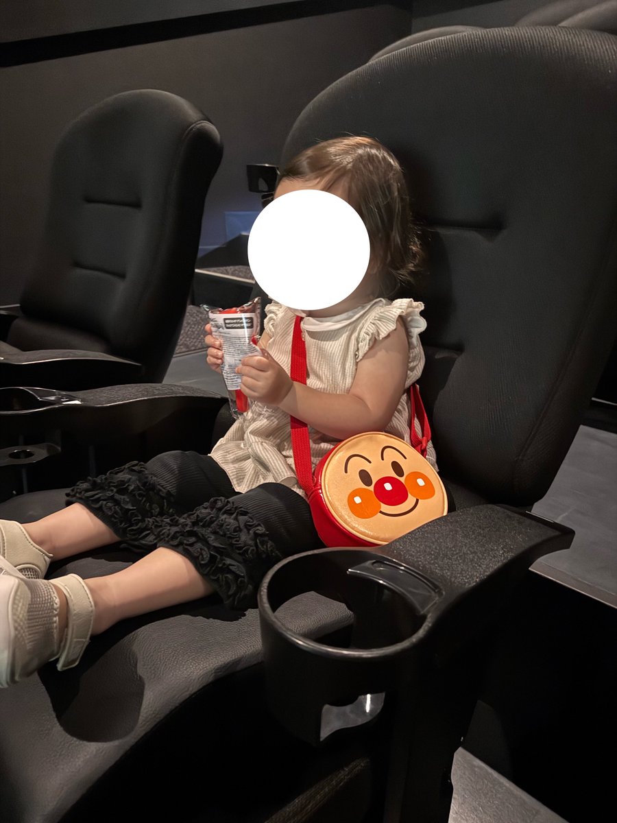___ajitamachan's tweet photo. アンパンマンの映画見に行ってきた🍿

わたしたち以外誰もいなくてシアター貸切だった！
開始30分で大きい怪人が出てきて
それがこわかったみたいですぐ出てきちゃった😂

最後まで見られず🥹 https://t.co/PVMYAssot3