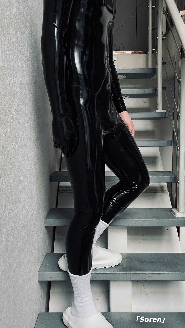 wee4351's tweet photo. 🫪 补发

后期：Soren

#1S #rubber #latex #rubberman https://t.co/V1ViSkGBB8