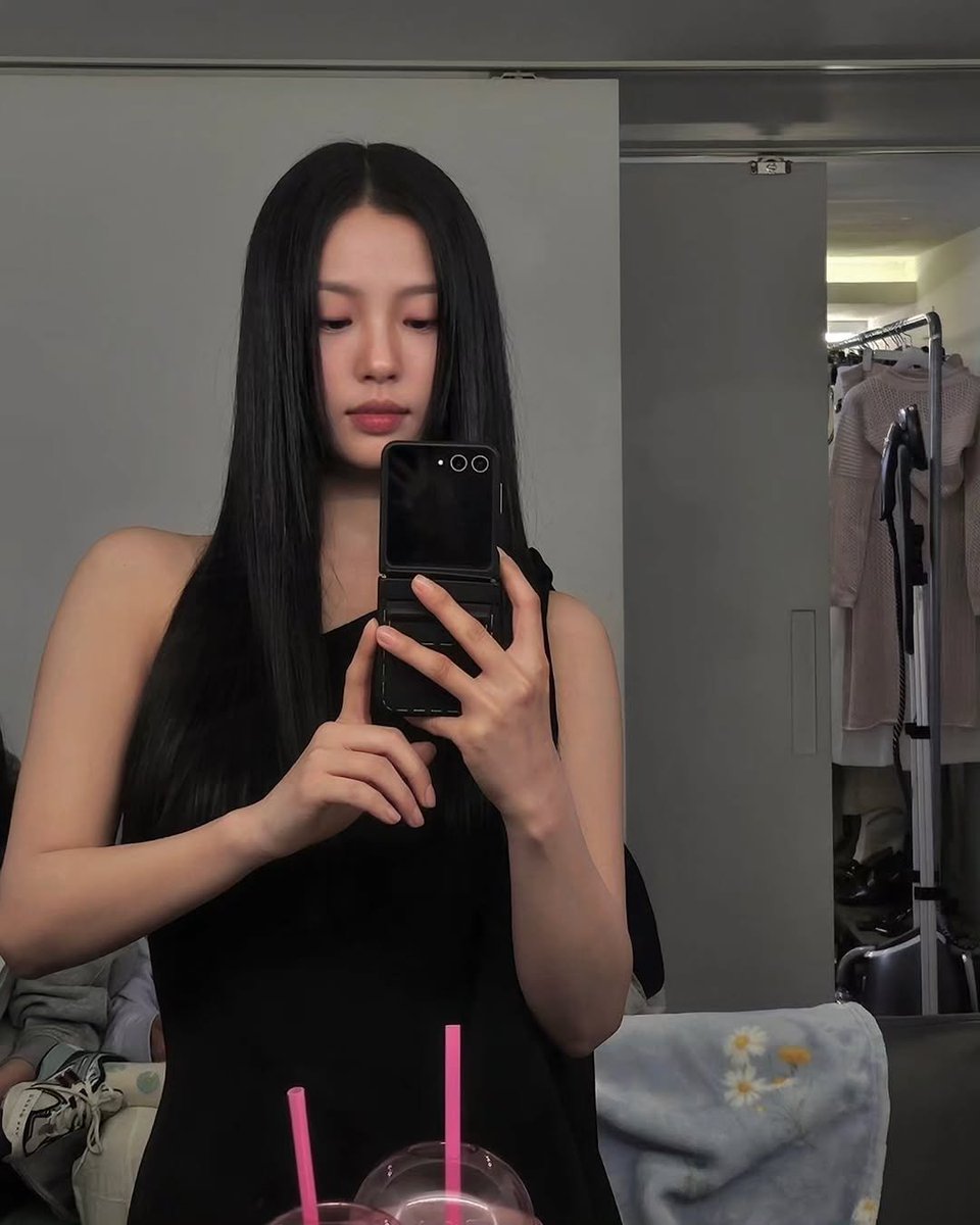 Minrsi's tweet photo. Mirror talks louder than words— just vibin' in my own lane / Just me, my reflection, and this all-black vibe, no distractions, no filters, just living in the moment. Sometimes the mirror says it all, and tonight it’s all about confidence and low-key energy 🩶 https://t.co/liLruQc55w
