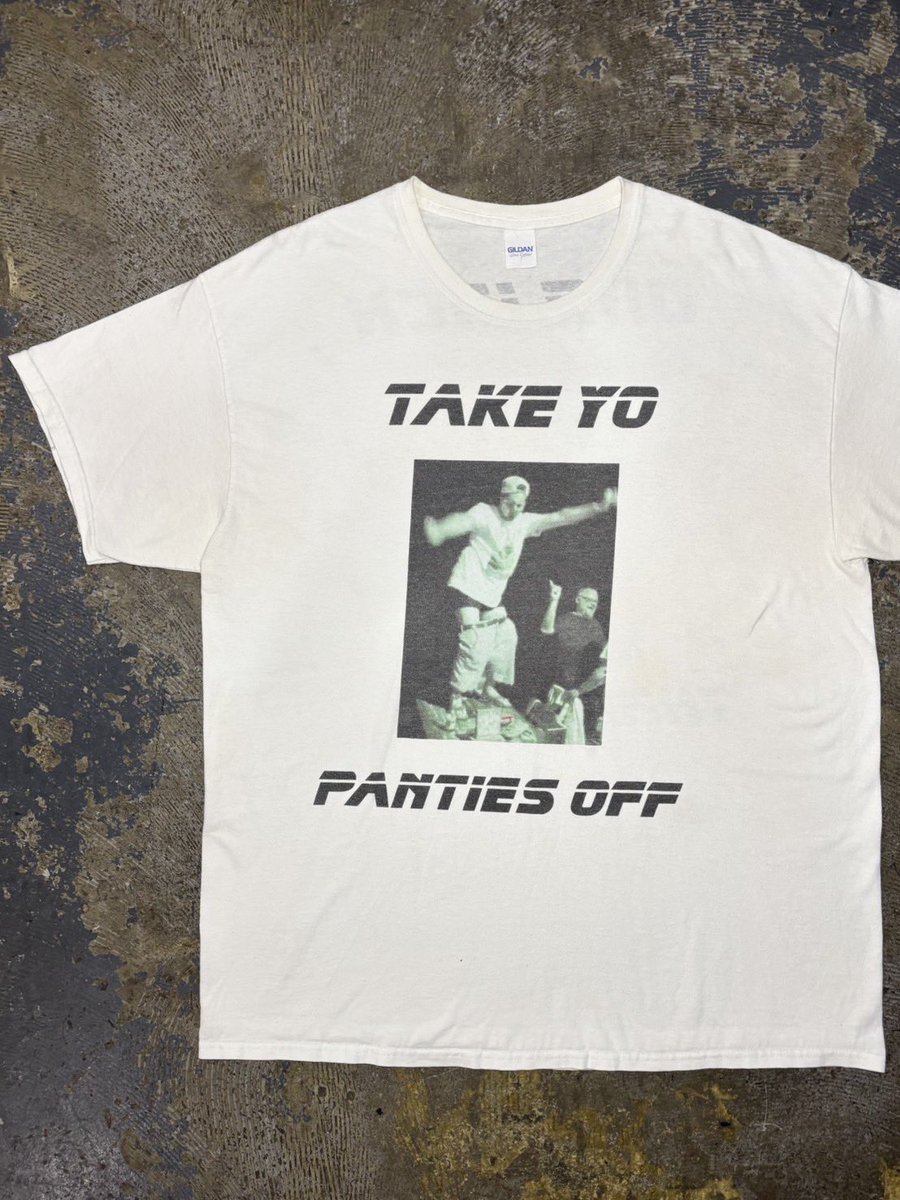 realmonkey_s's tweet photo. #通販可能
GILDANボディ
コットン100%

《フロント》
"TAKE YO PANTIES OFF"
 『パンティーを脱げ』

《バック》
"ONE INCH THRILL RIDE"
 『1インチの絶叫マシン』

https://t.co/6J9OdtT9NJ https://t.co/N9pz7kPAwb