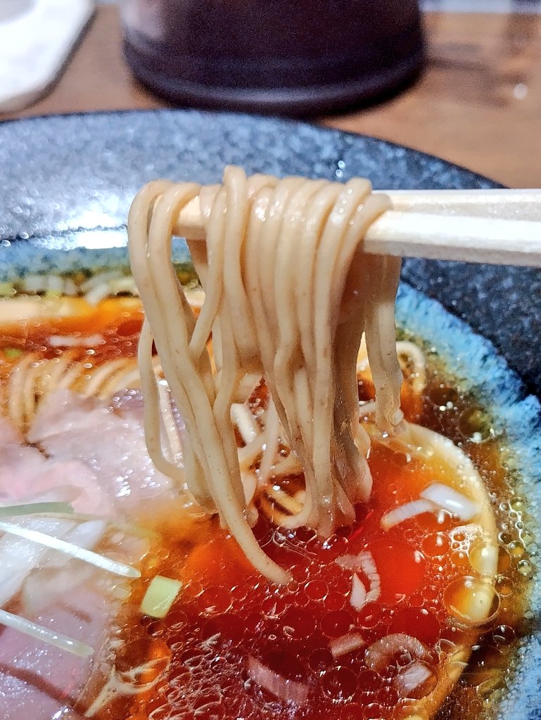 nobu_ya_com's tweet photo. 昼飯は豊島区・巣鴨、中山道沿い巣鴨駅すぐ近くにあるラーメン店『RAMEN and TSUKEMEN Number.6』さんだ^^/
暑さに弱いのでヘロヘロ…湿度もキツくて疲労が溜まりやすい…しかし食欲は落ちない…って事で疲れた時に食べたくなる（引用RT）『醤油らぁ麺』いただきます…
(￣￢￣)
#巣鴨 #ラーメン https://t.co/lwSPlX2wYR