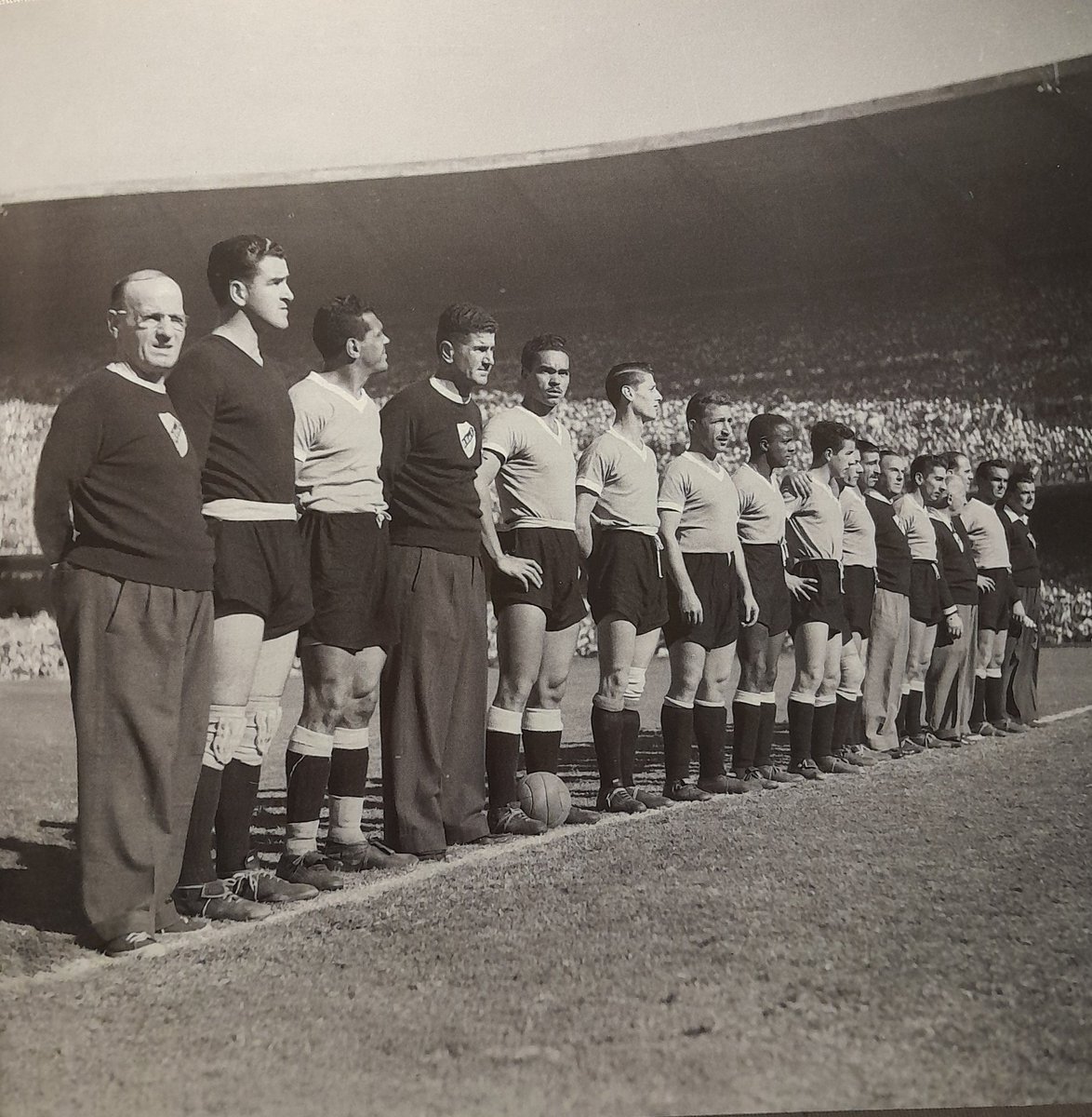 vintagefutboluy's tweet photo. "No te quedes en Maracaná pero grabatelo como una escarapela, y recordalo cada 16 de julio". 16/7/1950 🇺🇾2-1🇧🇷 ⭐️⭐️⭐️⭐️ Foto: El País #uruguay🇺🇾 #maracanazo #campeones #futbol #vintage https://t.co/iVHIkiKrwr