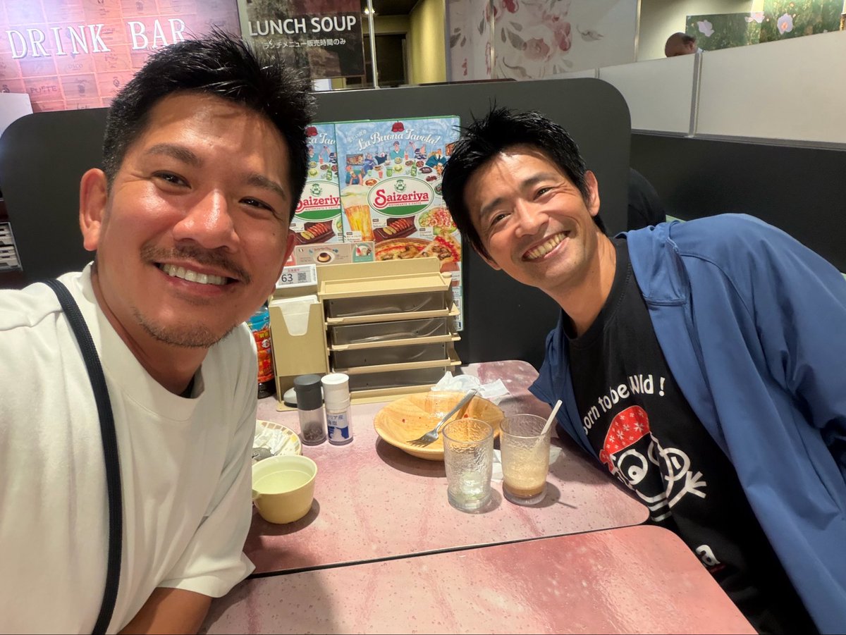 gunbattle_mark's tweet photo. 彼とは23年ぶりの再会。相変わらずスタイル良いしスマイルもあの頃のまま。
25年前の仲間がこうして繋がってて元気に会えるってとても嬉しい事。
あの頃のメンバーで同窓会したくなった。
四年ぶりの日本満喫して、また帰って来るのを楽しみにしてる。 https://t.co/lwKAUwCb9N