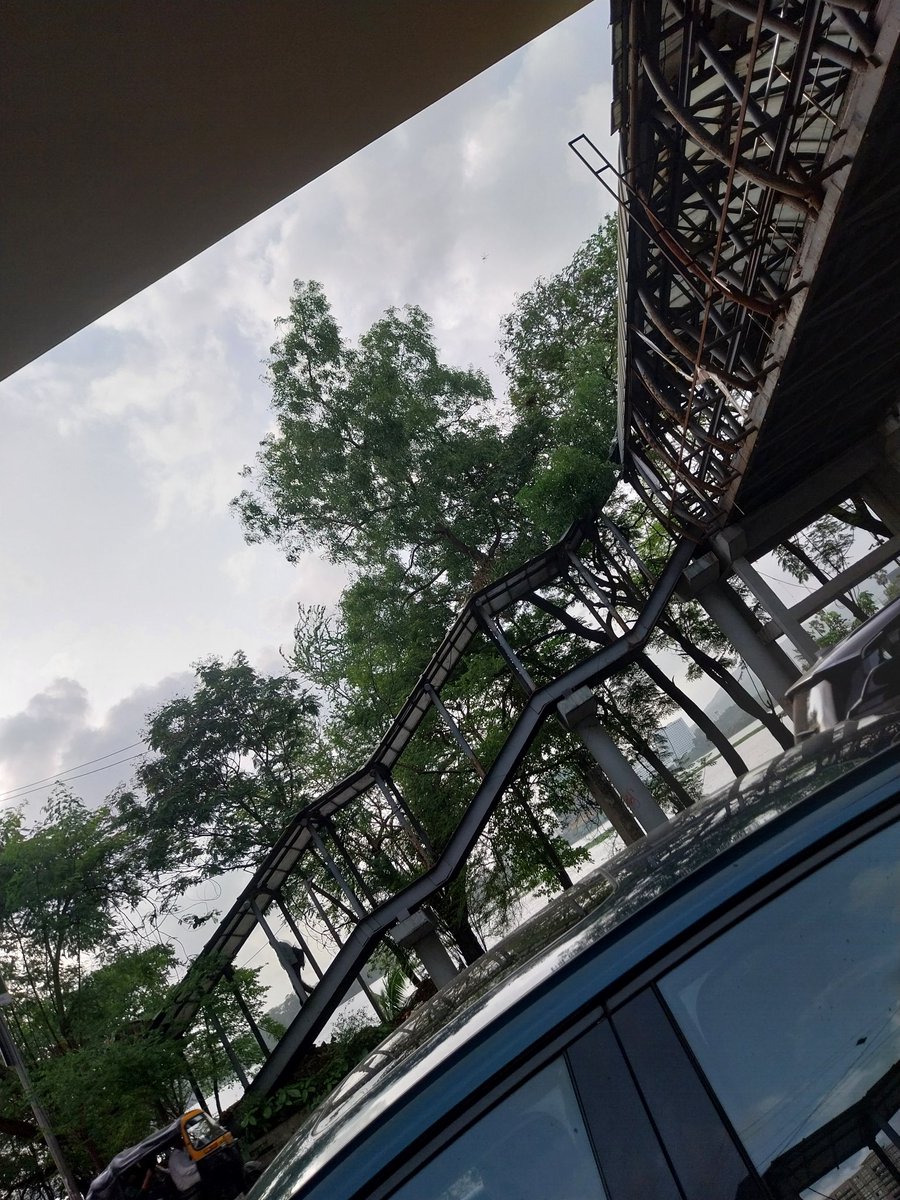 _aussie_music's tweet photo. @mybmc @mybmcInfra @powaiinfo
@PowaiPS 
Dear Team, all Skywalks on JVLR near Powai Lake are missing safety railings on the staircase. This is a serious hazard for citizen crossing over JVLR using these bridges as if they lose balance, they may fall critically injuring themselves. https://t.co/Rj7nkePg37