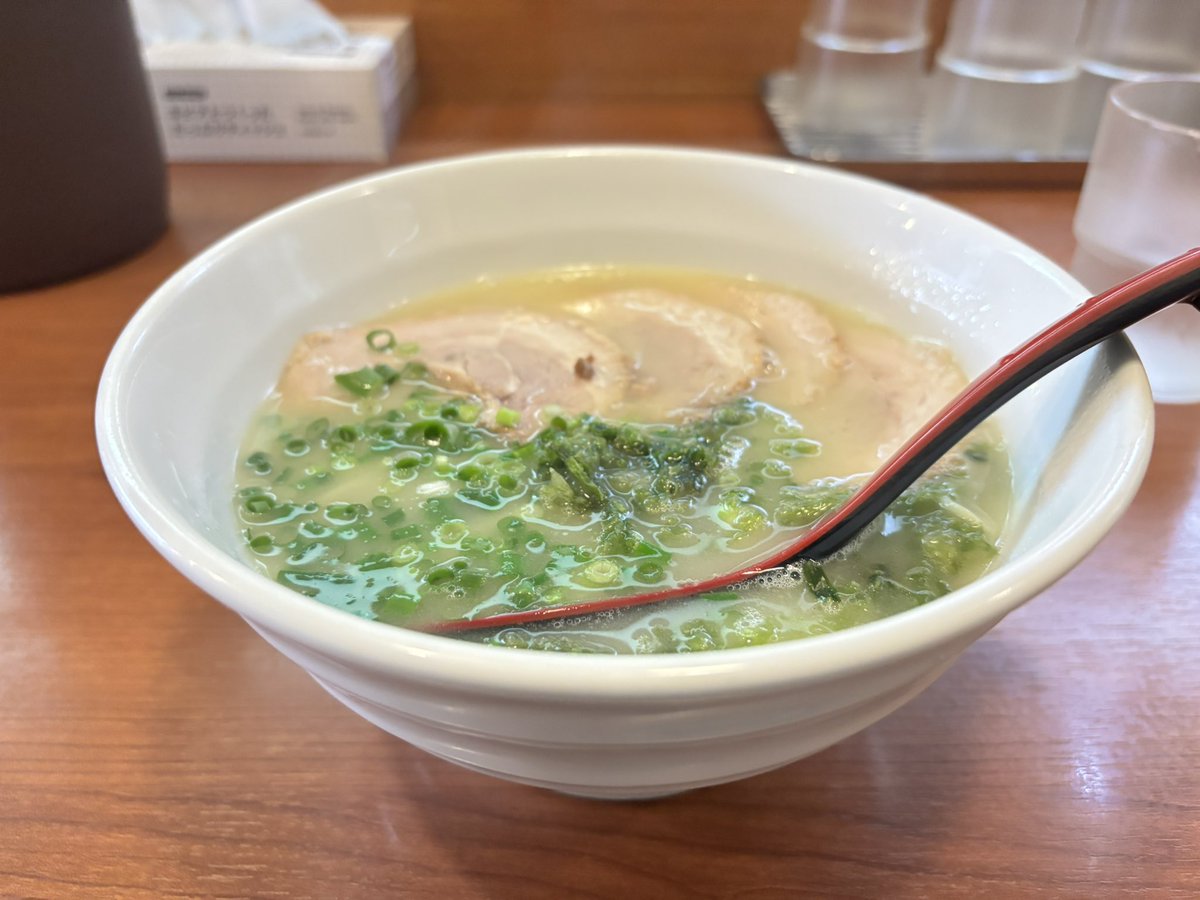 TexHaru's tweet photo. 本日はCakes n'AleのサポートにてSOMAでございます。
入り前に大阪日本橋にある“らーめん天道”に行きました。
流行りの鶏白湯スタイルとは少し違った上品めな味わいにアオサ海苔のアクセントがいい感じでした。店員さんお二人の愛想良すぎてびっくりしました😌
ご馳走様です🍜 https://t.co/zK4xfM9zil