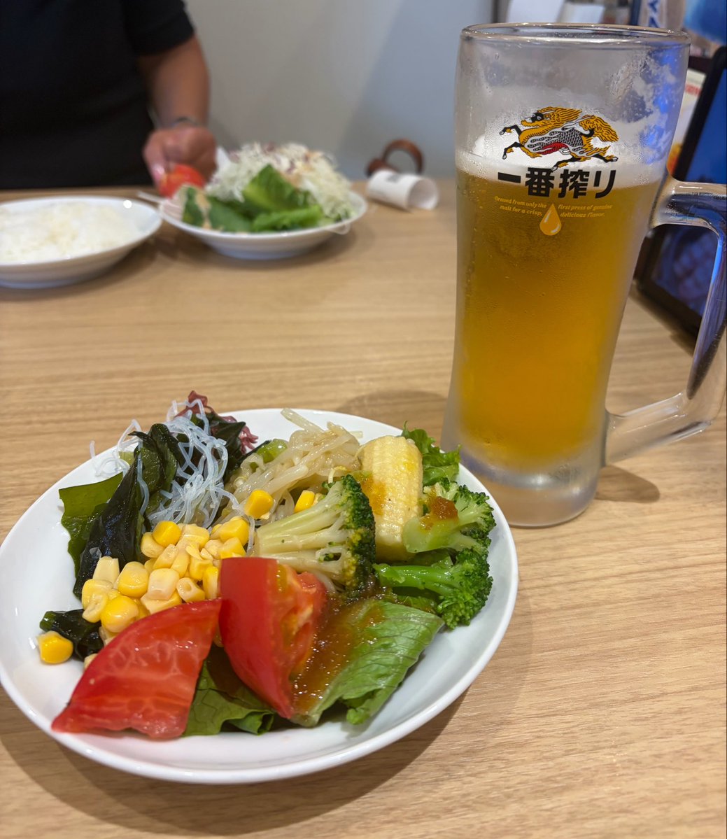 milky_jump's tweet photo. サラダバーとビールで祝杯🍻笑 https://t.co/YsBqTl3jgr