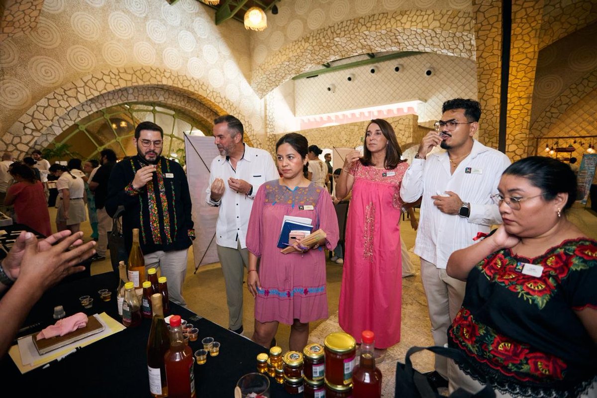 JLavalleMaury's tweet photo. 22 marcas campechanas participaron en un encuentro con @GrupoXcaret, donde presentaron la calidad, identidad y el valor de sus productos, fortaleciendo nuevas oportunidades de vinculación comercial para nuestras empresas locales.
Seguimos impulsando espacios que conectan el talento de nuestras y nuestros emprendedores con nuevos mercados, fortaleciendo el crecimiento de las marcas campechanas.
¡Porque lo Hecho en Campeche está bien hecho! #HechoEnCampeche #EconomíaCampeche