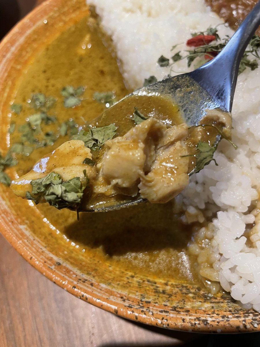 birdseijin's tweet photo. 今日の昼飯は「新海」で
2種盛り
スリランカ風薬膳スープカレー
鶏と生姜の煮込み薬膳カレー
ご飯特盛り 1800円
を食べて大満足ッ👍

20種のスパイスとハーブを使用した
スリランカ風スープカレーは味わい深い！

鶏と生姜のカレーは
鶏、生姜、野菜をじっくり煮込んで
旨みが凝縮して最高に美味いッ😋 https://t.co/eIeWroKYbL