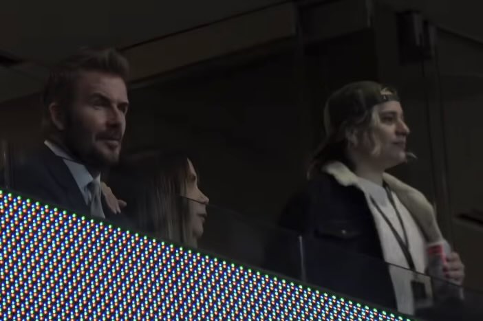 iMambaNegra's tweet photo. JAJAJAJAJAJAJAJAJAJA 
justo al lado de beckham https://t.co/RW9dXYnTZA