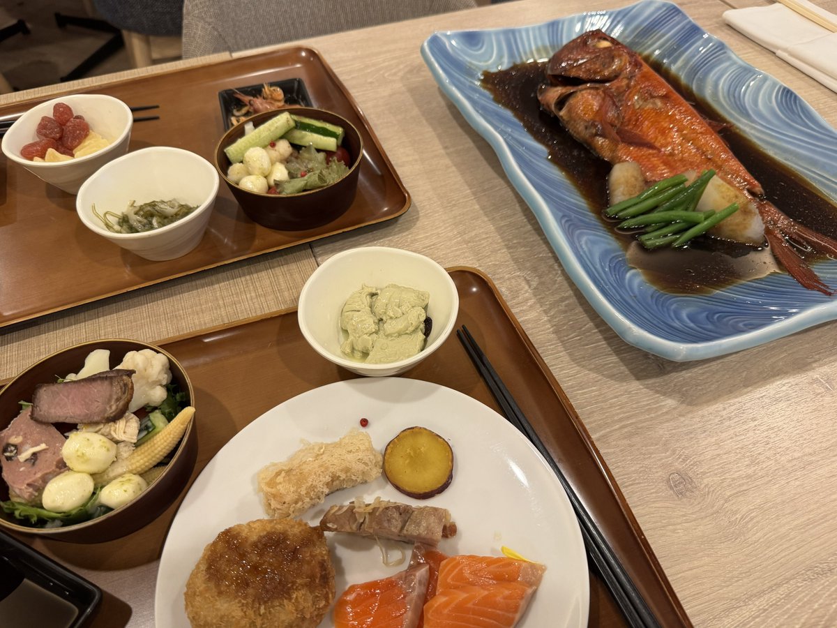 yasuhiroSU's tweet photo. 今年はちょっと早めの夏休みで、また伊豆へ。去年と同じホテル。朝食のビュッフェで大好きなウナ丼あったので山盛りに。 https://t.co/quzl1tK8WU
