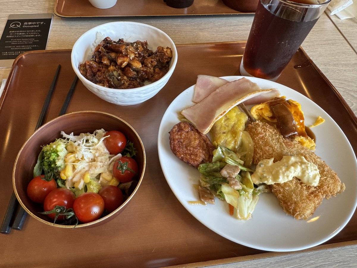 yasuhiroSU's tweet photo. 今年はちょっと早めの夏休みで、また伊豆へ。去年と同じホテル。朝食のビュッフェで大好きなウナ丼あったので山盛りに。 https://t.co/quzl1tK8WU