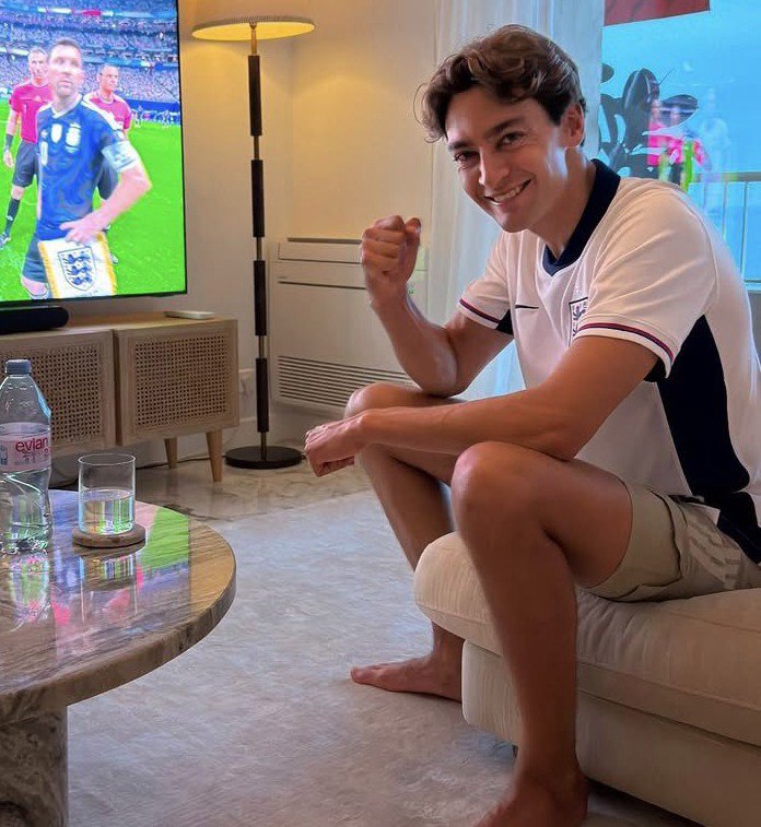 nathseias's tweet photo. oh ini ya sosok George William Russell yang bakalan win di belgian gp besok dengan mobil yang BAGUS banget, tim yang kompeten, pit stop yg aman, dan perform yg maksimal https://t.co/8iLeLDZQYF