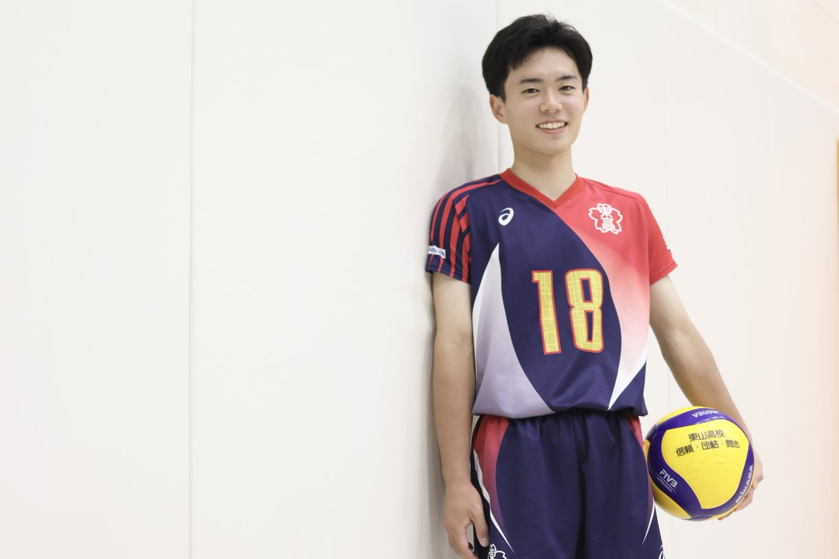 getsu_vb's tweet photo. ◤￣￣￣￣￣￣￣￣￣￣￣
#月刊バレーボール 8月号
好評発売中‼
※インターハイ男女
出場校選手名鑑を掲載
＿＿＿＿＿＿＿＿＿＿＿◢

ご購入は全国書店、または以下より↓
https://t.co/vZrBlNfdh7

インターハイ特集
妖怪世代の熱い夏

田中洸（川内商工）、西村海司（清風）
だけでなく、2年生には今後が楽しみな
選手たちがずらり。

好スパイカーの竹内祐一郎（駿台学園）、
税所蓮嘉（鎮西）、小葉松健（洛南）に加え、
昨年度春高ベストリベロの辻󠄀本侑央（東山）、
そしてU18日本代表のミドルブロッカー
沢野陽（小松大谷）、枩田大広（福井工大附福井）らをピックアップ👀

#バレーボール #高校バレー