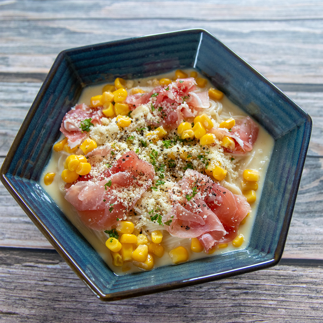 TastyJapan's tweet photo. 【そうめん、最近この食べ方にハマってる】ひんやりクリーミーでクセになる！冷製パスタみたいな新感覚アレンジ🍜✨

コーンのやさしい甘みとクリーミーなスープがそうめんによく絡み、まるで冷製パスタのような感覚で楽しめます🌽

詳しいレシピはリプ欄で⬇️ https://t.co/74O9jmhSLy
