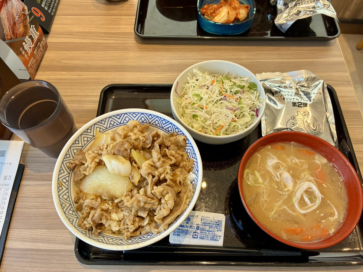 d_pine_'s tweet photo. ドラクエウォークセット第2弾
今回は食べられた😋
そして、かわいいセットが完成した👑🪧✨

娘2に報告したら、父ちゃん、良く似てる(お腹)のが当たって良かったね😊
むむむ😑

#どんぶりキングお腹 )^o^(
#ドラクエウォークセット 
#これにて終了 
#ドラクエウォーク https://t.co/U7fLKLmdZ3