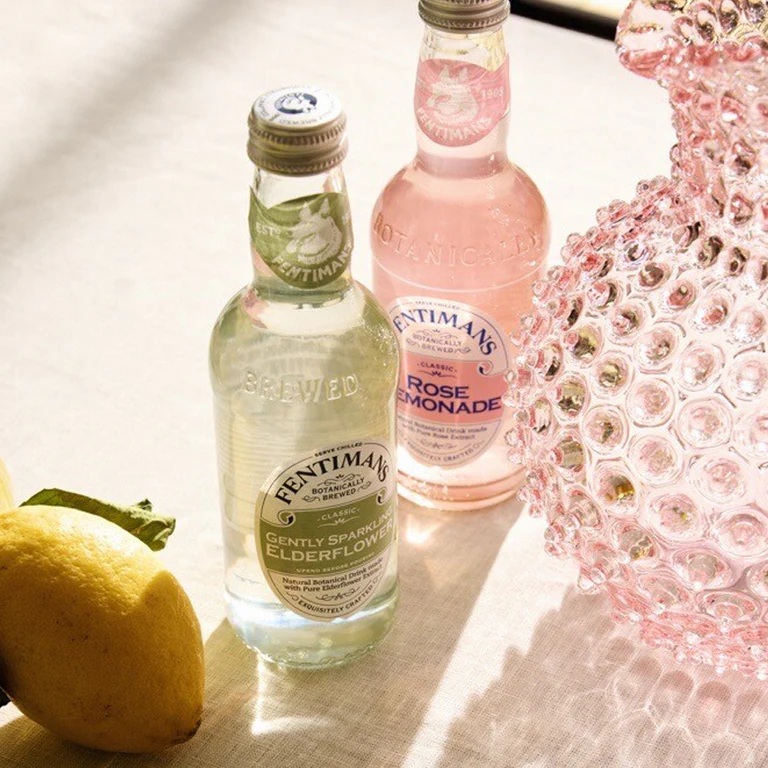 fentimansjp's tweet photo. Fentimans フェンティマンス

エルダーフラワー＆ローズレモネード

#イギリス #英国 #ノンアルコール #微炭酸 #ボタニカルドリンク #ジンジャー #レモネード #エルダーフラワー #薔薇 https://t.co/9zIzp5mLLx