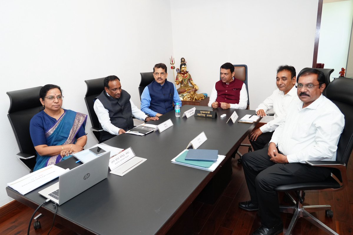 CMOMaharashtra's tweet photo. सातत्याने विविध विद्यार्थी संघटनांकडून होत असलेल्या मागणीच्या अनुषंगाने मुख्यमंत्री देवेंद्र फडणवीस यांनी महाराष्ट्र लोकसेवा आयोगाचे अध्यक्ष विवेक भीमनवार तसेच राज्याचे मुख्य सचिव, सामान्य प्रशासन विभागाचे वरिष्ठ अधिकारी यांच्यासमवेत एक बैठक मुंबई येथे घेतली.

यावेळी मुख्यमंत्री देवेंद्र फडणवीस म्हणाले की, एक सुरक्षित, पारदर्शी निवड प्रक्रिया हा कायमच माझा आग्रह राहिला आहे. त्यादृष्टीने परीक्षापद्धती सुद्धा पारदर्शीच असली पाहिजे. परीक्षा वेळेत झाल्या पाहिजे आणि त्याचे निकाल सुद्धा वेळेत लागले पाहिजेत. पण, सुधारणांचा हा क्रम हाती घेताना एका व्यवस्थेकडून दुसर्‍या व्यवस्थेकडे मार्गोत्क्रमण हे तितकेच सुरळीत सुद्धा असले पाहिजे. त्यातून प्रत्येक यंत्रणेला सज्जतेसाठी पुरेसा अवधी सुद्धा मिळावा. त्यामुळे टप्प्या-टप्प्याने या सुधारणा राबवत संगणकआधारित परीक्षांची प्रक्रिया ही लगेच लागू न करता ऑगस्ट 2027 पासून अंमलात आणावी, जेणेकरुन विद्यार्थ्यांनाही वेळ मिळेल आणि सर्वच यंत्रणांना सज्जता वाढवता येईल आणि तोवर विद्यमान प्रचलित पद्धतीने परीक्षा घ्याव्यात. त्यानुषंगाने आता पुढील निर्णय एमपीएससीने घ्यावा, असे मुख्यमंत्र्यांनी यावेळी सूचित केले. एमपीएससीच्या विविध उपक्रमांची त्यांनी यावेळी प्रशंसाही केली.
#MPSC @mpsc_office
