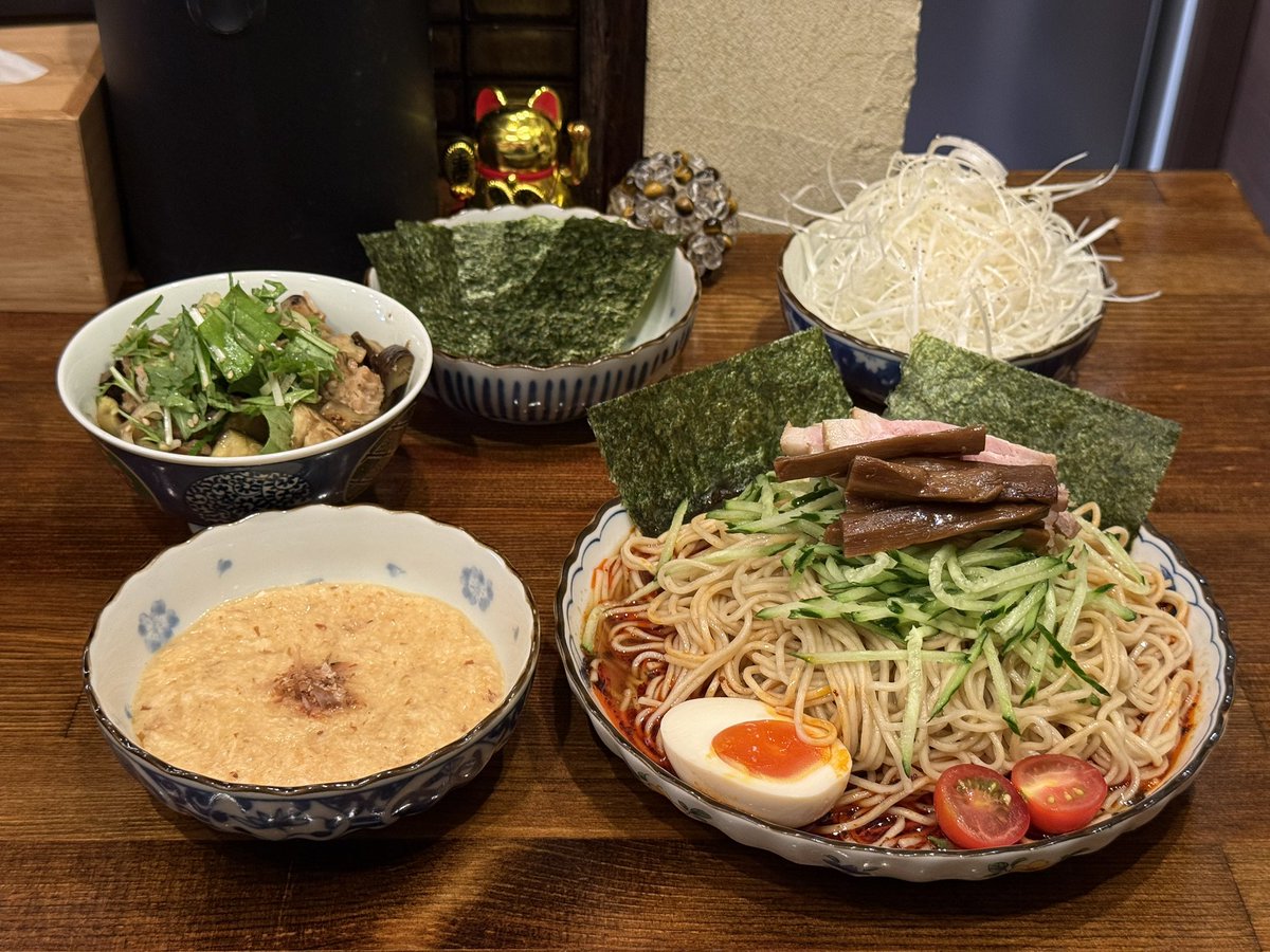 jin4336's tweet photo. 奈つやの中華そば
奈つやの冷やし中華RED
葱（ねぎ）つけとろろ
奈つこの今日のごはん　焼きなすとチャーシューのさっぱり薬味ごはん（ごはん少なめ）
冷中21杯目 RED6杯目
夏らしい今日のごはん👍
つけとろろは半分は🍚用です！
美味しかった😋
平林店主、奈つこさん、お義姉さん、ご馳走様でした！ https://t.co/CPOUkaS0sR