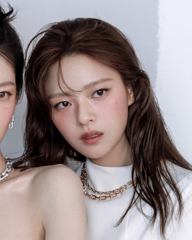 juiceyeon's tweet photo. this face card paying off south korea’s debt https://t.co/deCYk7Egsb