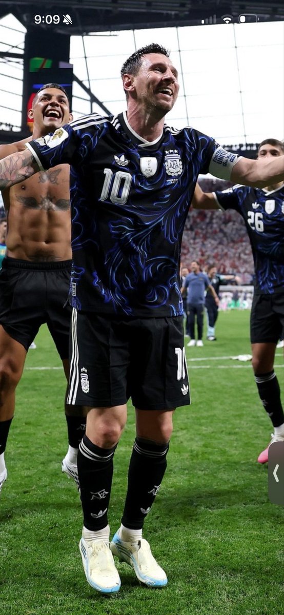 mxgic77's tweet photo. @adam_xd__ @ceballos_dilson @UtdMaI Ai photo 🤡look at Messi’s socks and compare https://t.co/KdLoBqvRPP