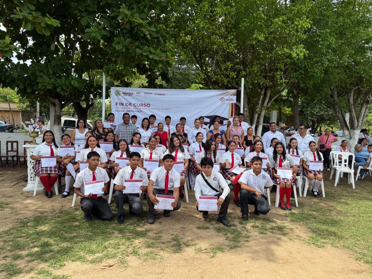 AGNLosTuxtlas's tweet photo. ✅ Egresan jóvenes del #TEBAEV de Hueyapan de Ocampo; autoridades municipales reconocen su esfuerzo y dedicación

https://t.co/mu1IxclMHT https://t.co/duUbQSB6wE