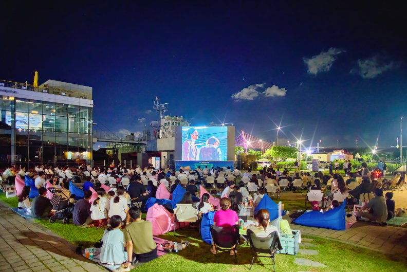 plansjp02's tweet photo. 🇰🇷韓国在住スタッフが気になる！
漢江でオールナイトイベント開催🌙✨

今年の夏は寝ずに漢江で遊ぶ！？😳

📍望遠漢江公園/ソウル艦公園周辺
🗓️8月8日(土)
⏰20:00〜翌5:00

🎬 韓国ドラマ・映画上映
🎮 ボードゲーム・漫画読み放題
🍜 漢江ラーメンや人気フードも楽しめる！

1日限定のイベントなので、
旅行の予定がある方はぜひチェックしてみてください🌃