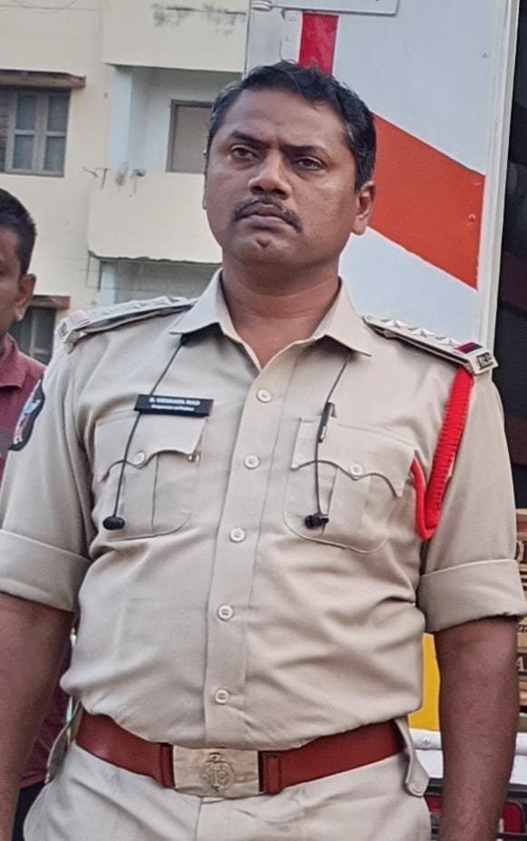 JaganannaCNCTS's tweet photo. 🚨🚨

పల్నాడు జిల్లా:

నా మరణానికి పిడుగురాళ్ల సీఐ వెంకట్రావు, పోలీసులే కారణం అంటూ దరియా హుస్సేన్ సూసైడ్ వీడియో!

పిడుగురాళ్ల సి.ఐ శ్రీరామ్ వెంకట్రావు వేధింపులతో దరియా హుసేన్ ఉరి వేసుకొని ఆత్మహత్య.

సివిల్ పంచాయతీలో రోజు స్టేషన్ కు పిలిచి వేధిస్తున్నాడని సూసైడ్ లెటర్ రాసి ఆత్మహత్య చేసుకున్న దరియా హుస్సేన్. 

తన ఇంటి విషయం కోర్టు పరిధిలో ఉన్నప్పటికీ ఇల్లు ఖాళీ చేయాలని లేదంటే గంజాయి కేసు పెడతానని బెదిరించడంతో మనస్థాపం చెంది  ఆత్మహత్య చేసుకున్న షేక్ దరియా హుస్సేన్. 

పుట్టినరోజే ప్రశాంతత లేక ఆత్మహత్య చేసుకుంటున్నానని సూసైడ్ నోట్..

పోలీసుల వేధింపుల వల్ల ఇంకెంత మంది బలి అవ్వాలి @ncbn, @Anitha_TDP?

#CBNJungleRaj #AndhraPradesh #JaganannaConnects