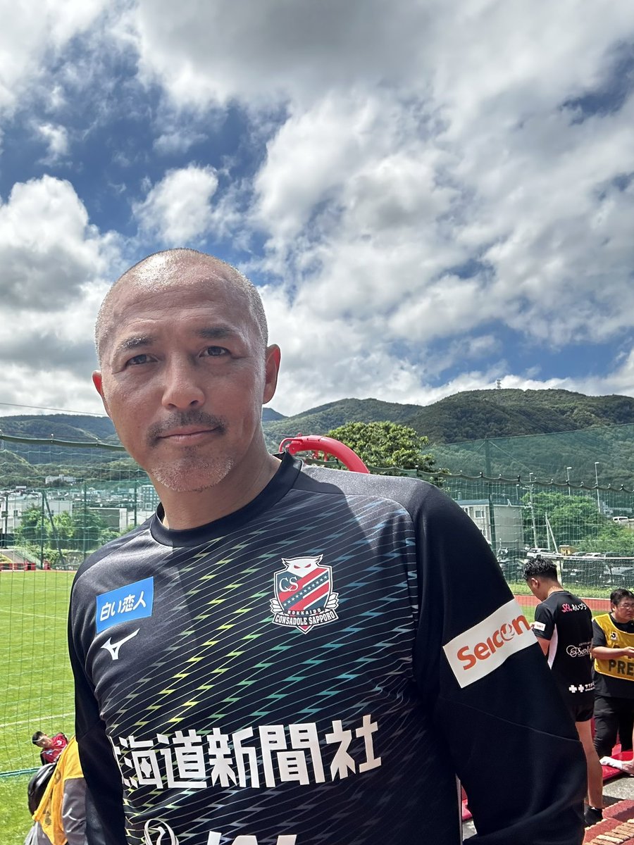 houzuki36's tweet photo. 暑い中の見学でしたが嬉しいことが。
見学する時点でうれしいですが、
伸二さん！
あの姿、トラップ、キック。
よだれ垂らしそうになります。
写真を撮らせていただきましたがど緊張しました。

そしてあの選手を生で久しぶりに見れた！
待ってます。

とにかく暑かった。
まだお昼ですが既によい1日。 https://t.co/TRHKKxECvB