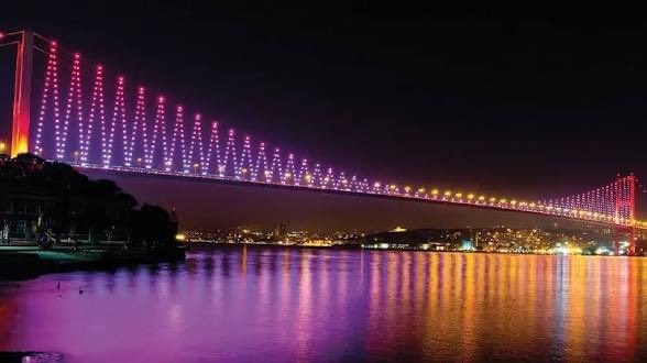 ahamitbilici's tweet photo. KÖPRÜLERİN DİLİ OLSAYDI

👉 Erdoğan rejimi, Boğaziçi Köprüsü’nün adını “15 Temmuz Şehitler Köprüsü”olarak değiştirdi. 

👉 Fatih Sultan Mehmet Köprüsü’nü ise 15 Temmuz'un gerçek sorumlusu dedikleri ABD’nin bayrak renkleriyle ışıklandırdı. 

Merak ediyorum, acaba bu kadar bariz bir sahtekarlığı da görmeyen olur mu?