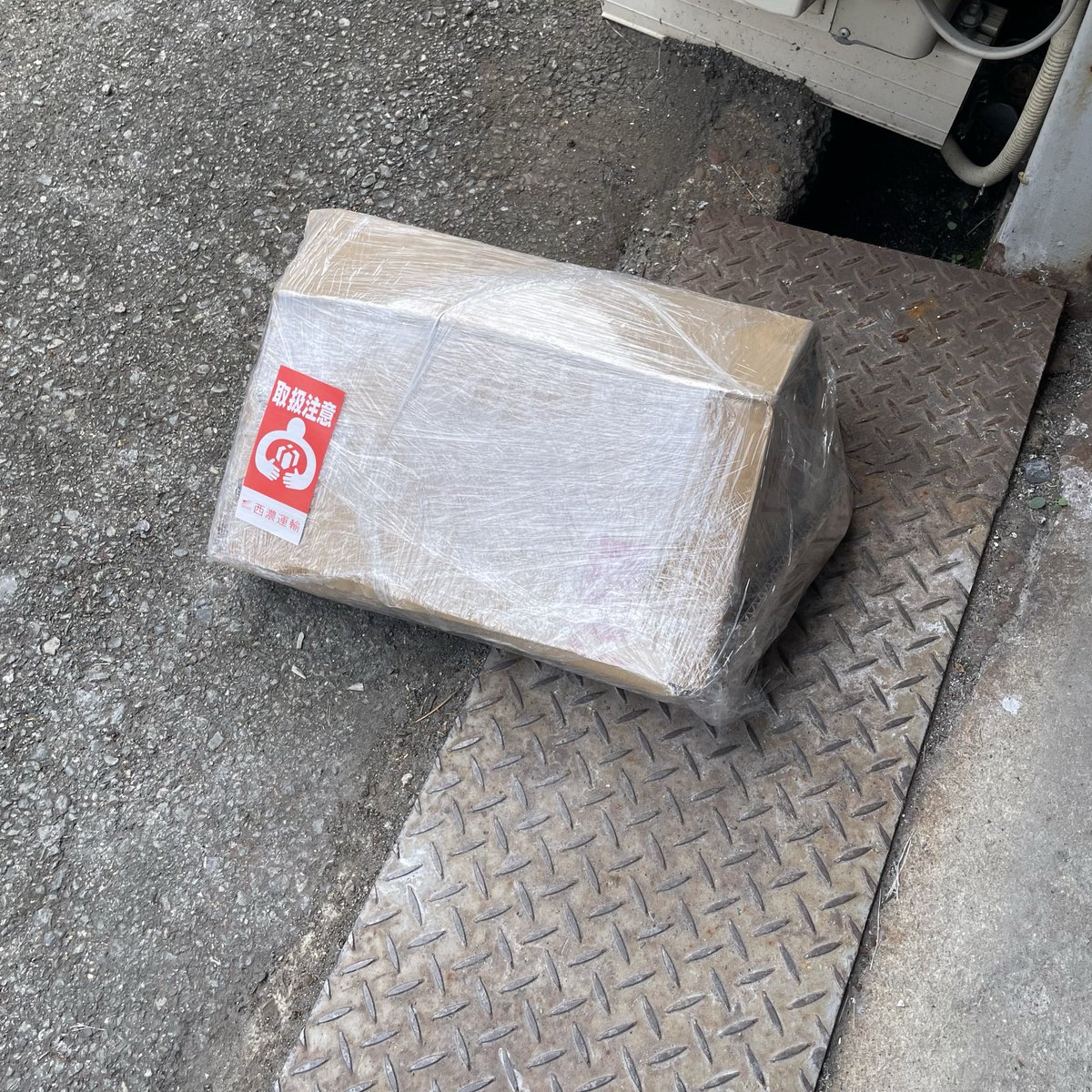 IGNITE_JPN's tweet photo. いろいろあってまたこのダンボール📦 https://t.co/JAuOtS4etS