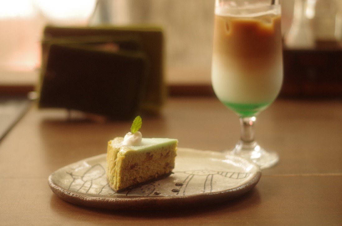 cafekeshipearl's tweet photo. 7月も後半戦！
改めて今月のチーズケーキ「チョコミントのベイクドチーズEw」をご紹介♪

お隣は、アイスミントラテ💕

ケシパールミント部恒例のミント尽くしセット(?)はもはや夏の定番ですね^^

もちろんなつパールが腕を振うケシパールスタンドでもミントあれこれ沢山登場しております^^ https://t.co/OBJIn0YmSa