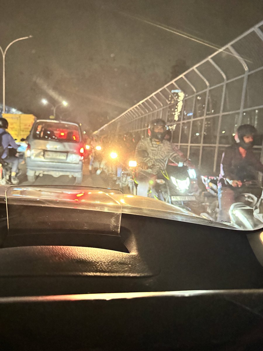 WhoManmeetSingh's tweet photo. @Noidatraffic @noidapolice @Uppolice @dtptraffic @noidapolice @Noidatraffic @Uppolice @dtptraffic Despite your assurance, the situation on Kalindi Kunj Bridge near Okhla Barrage Police Chowki (PS Sector-126) was worse yesterday at 8:45 PM. Wrong-side driving by bikes, autos &amp; cars caused massive jams and endangered commuters. https://t.co/DTXDO75AsG