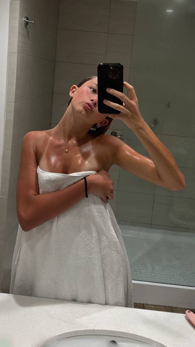 GirlFun4e's tweet photo. Selfie! https://t.co/gwmOJ3xnY8