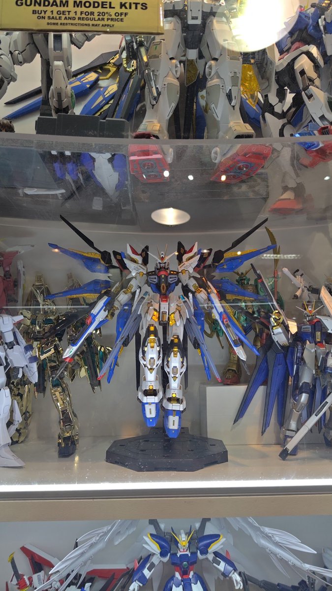 Hayasaki42's tweet photo. @GundamInfoNA Went to visit family in Vancouver, and walked into a model kit store while looking for 40k miniatures. Saw this absolute beauty of a kit, and the first thing I did once I got home, was order it. The rest is history. https://t.co/dbYYWX2Hkb