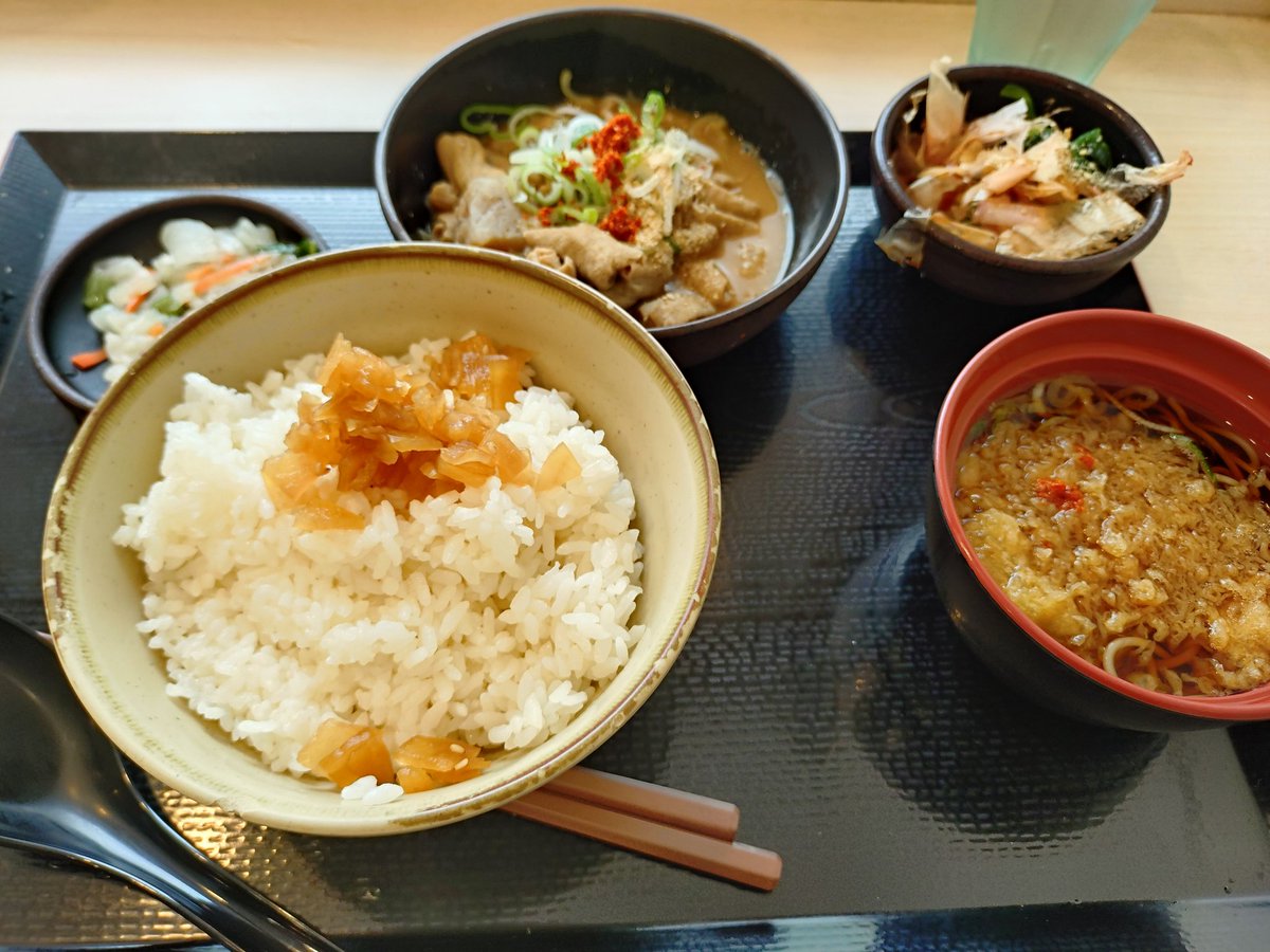 youngoyster_'s tweet photo. お昼ーもつ煮ー
家族が好きじゃないから、外で食べるしかない。

周りはざるそば食べてる男性が多し。 https://t.co/79MBRDHB5C