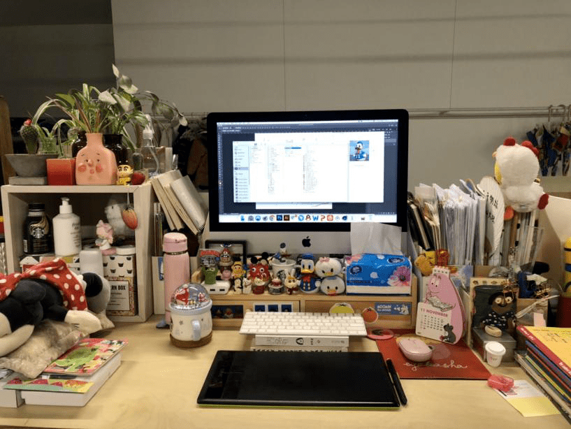 Ryazan257's tweet photo. Just found my intern stayed late to organize our messy desk with my favorite snack on top—turns out "coffee run" actually means "office hero time" https://t.co/K8tXGt985h