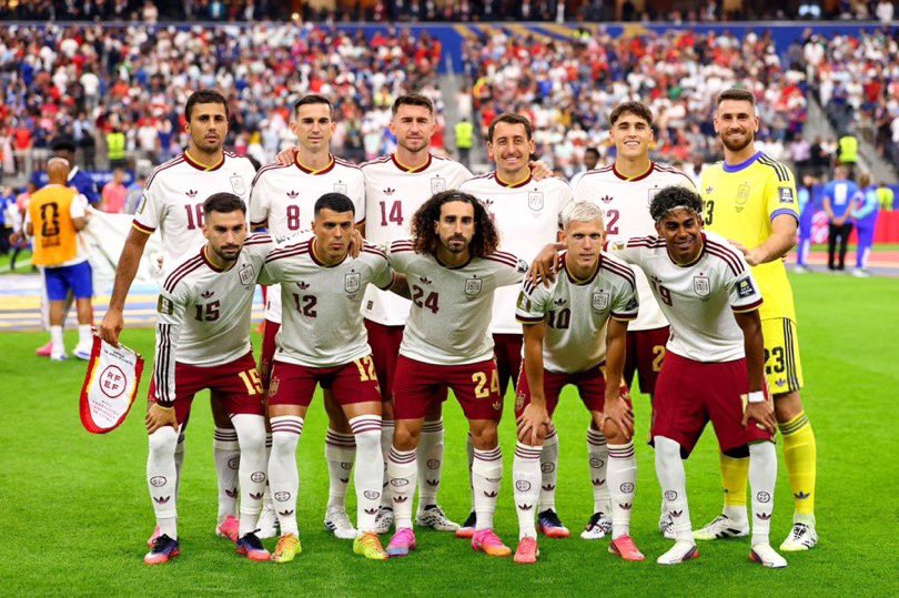 FaktaSepakbola's tweet photo. Lionel Messi Bicara Jelang Final Piala Dunia: “Saya Sangat Mengenal Tim Spanyol” 🇦🇷🇪🇸

“Saya mengenal banyak pemain Spanyol.

Saya sudah sering menghadapi mereka dan hingga sekarang masih mengikuti perkembangan mereka. Beberapa di antaranya bermain untuk Barcelona, klub yang saya cintai dan selalu saya ikuti.

Spanyol adalah tim yang luar biasa, dihuni pemain-pemain berkualitas dengan gaya bermain yang sangat khas.

Saya mengenal mereka dengan sangat baik. Mereka memiliki filosofi sepak bola yang telah dipertahankan selama bertahun-tahun.

Karena ini adalah final Piala Dunia, pertandingan ini tentu akan terasa spesial. Saya memperkirakan laga nanti akan berjalan sangat seimbang.”

📝Mixed Zone

#FIFAWorldCup