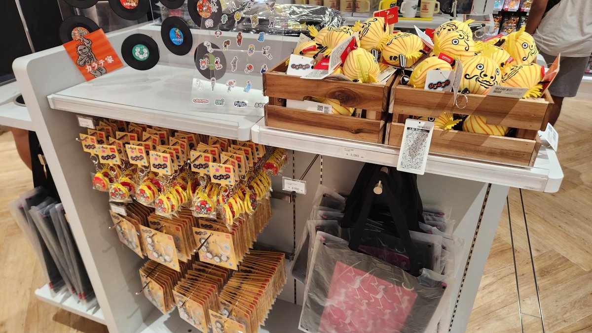 Le_3DWorld's tweet photo. Nintendo TOKYOのリズム天国グッズ、ウラオモテハンドバッグとTシャツ、輪くぐりキーホルダーの在庫復活してた

レコードコースターとシールは品切れ。うちわも配布終わっちゃったみたい https://t.co/neROSidXvY