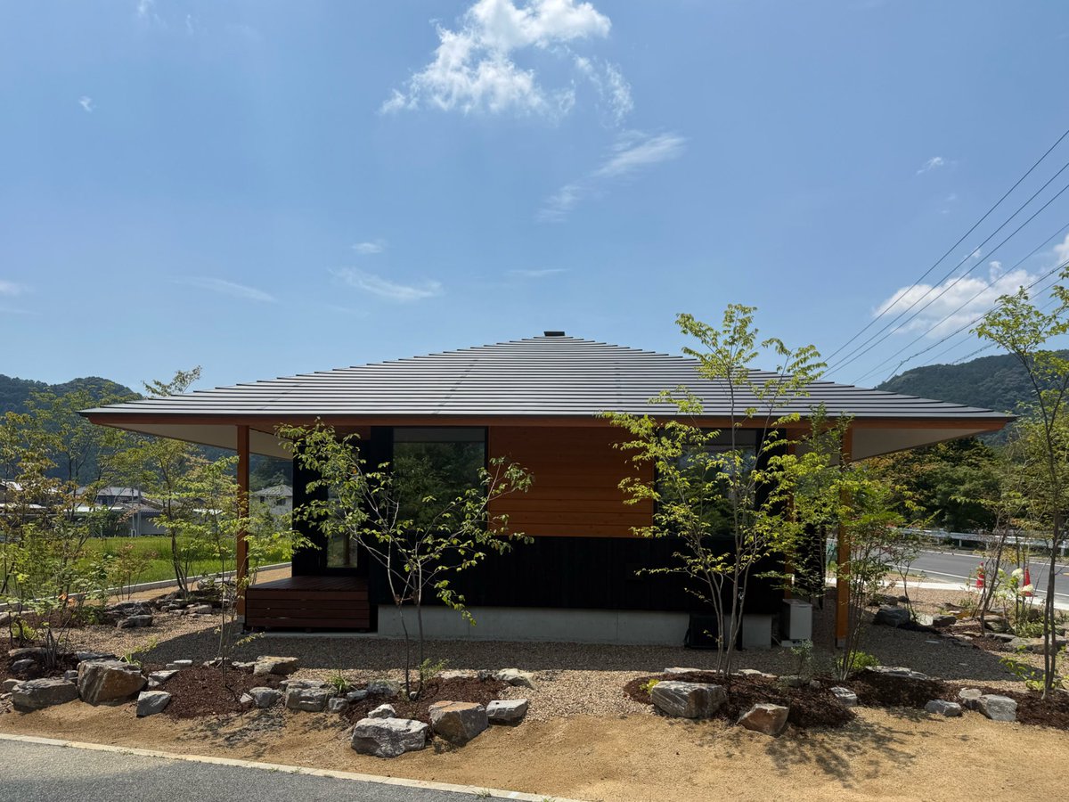 jyujyusho's tweet photo. 7/20(月)まで
完成見学会開催中

外気37.9℃47%
とんでもなくアツイ

室内25.0℃47%
この快適さはクセになる

UA値0.24
C値0.2 https://t.co/AzWipdl5pk