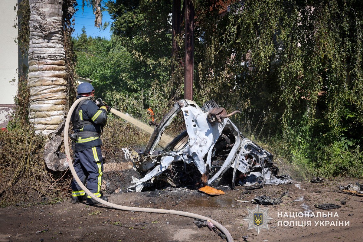 NPU_GOV_UA's tweet photo. Троє людей загинуло, є травмовані: поліція документує наслідки ворожих обстрілів Сумщини

https://t.co/iU81oh2XaQ https://t.co/eXeceDpbK5