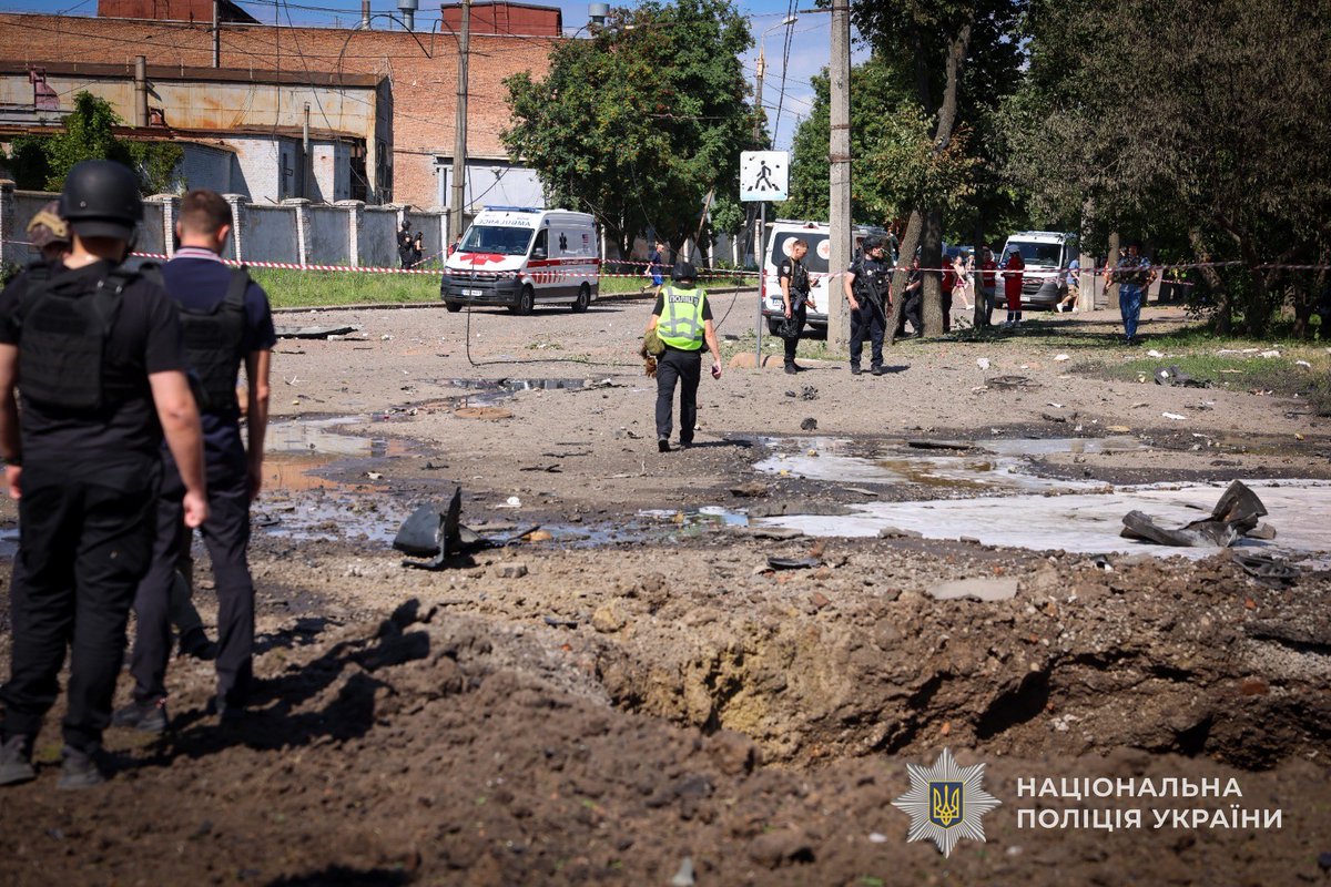 NPU_GOV_UA's tweet photo. Троє людей загинуло, є травмовані: поліція документує наслідки ворожих обстрілів Сумщини

https://t.co/iU81oh2XaQ https://t.co/eXeceDpbK5