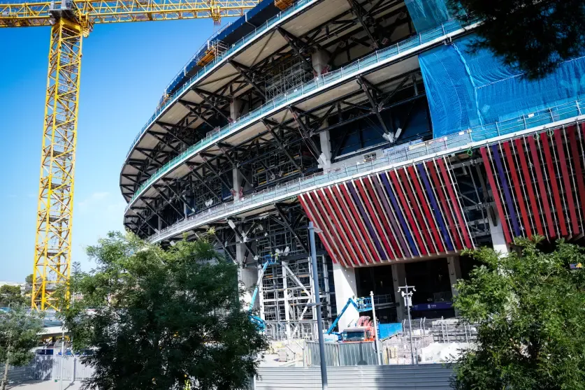 BarcaUniversal's tweet photo. 🚨 NEW: Work on the new Spotify Camp Nou continues to progress ahead of Barça’s return next month.

The third tier structure is complete, roof supports now surround almost the entire stadium, exterior blaugrana ceramic panels are being installed, and a new hybrid pitch is being laid ahead of the Joan Gamper and LaLiga.

— @mundodeportivo