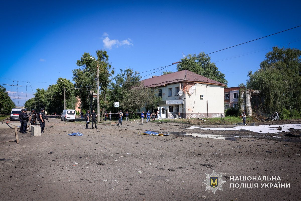 NPU_GOV_UA's tweet photo. Троє людей загинуло, є травмовані: поліція документує наслідки ворожих обстрілів Сумщини

https://t.co/iU81oh2XaQ https://t.co/eXeceDpbK5