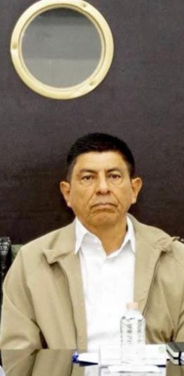 Replica_Tweets's tweet photo. Hoy probó el @FISCALIA_GobOax como se mueve @PartidoMorenaMx; lo dejaron solo con el problema de los carros en #DEPOSITARIA

@salomonj lo hizo tema nacional 

Y Bernardito, sin consuelo de @jesusromerooax o de @KarinaBaronO salió a batirse solo

A nadie convenció https://t.co/slQQZbjdSo