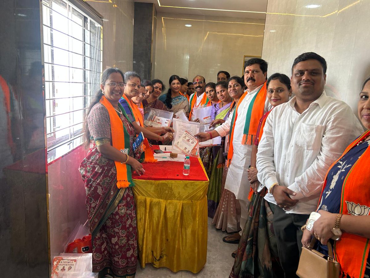 Arjun_BJYM's tweet photo. *బిజెపి మేడ్చల్ జిల్లా కార్యవర్గ సమావేశం*

@BJP4India @BJP4Telangana 
@bandisanjay_bjp @GaneshKunde8 
@akula_srivani @AnjiReddy_BJP @AnjiReddy_BJP @anr4bjp @Arvindharmapuri @BJYMinTG @tarunchughbjp @TigerRajaSingh @TVG_BJP @Tejasvi_Surya https://t.co/5NgFadENja
